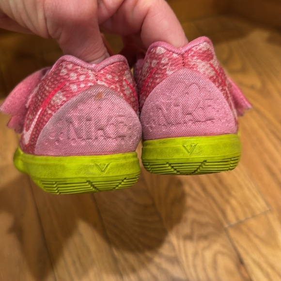 Spongebob Nike Kyrie - Picture 2 of 5